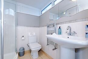 Comfy 4-bed Home Ideal for Workers Free Parking