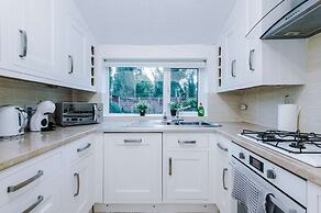 Comfy 4-bed Home Ideal for Workers Free Parking