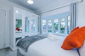 Comfy 4-bed Home Ideal for Workers Free Parking
