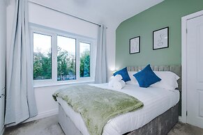 Comfy 4-bed Home Ideal for Workers Free Parking