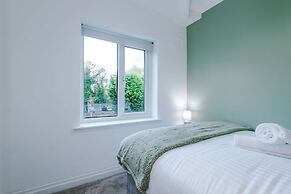 Comfy 4-bed Home Ideal for Workers Free Parking