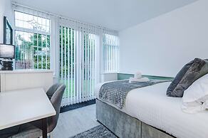 Comfy 4-bed Home Ideal for Workers Free Parking