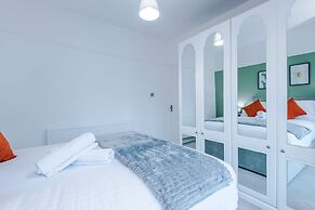 Comfy 4-bed Home Ideal for Workers Free Parking