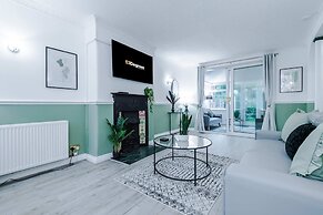 Comfy 4-bed Home Ideal for Workers Free Parking
