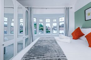 Comfy 4-bed Home Ideal for Workers Free Parking