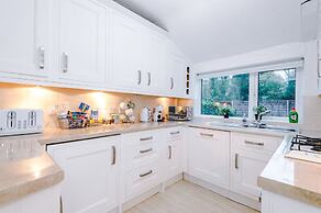 Comfy 4-bed Home Ideal for Workers Free Parking