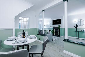 Comfy 4-bed Home Ideal for Workers Free Parking