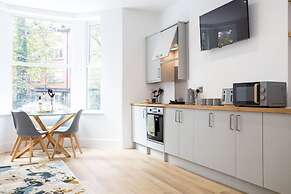 NEW Spacious Flat Ideal for Business Sleeps 4