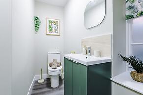 NEW Modern 1-bed Flat Great Location Sleeps 4