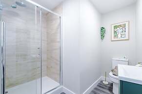 NEW Modern 1-bed Flat Great Location Sleeps 4