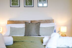 Spacious Home Ideal for Professionals Sleeps 8