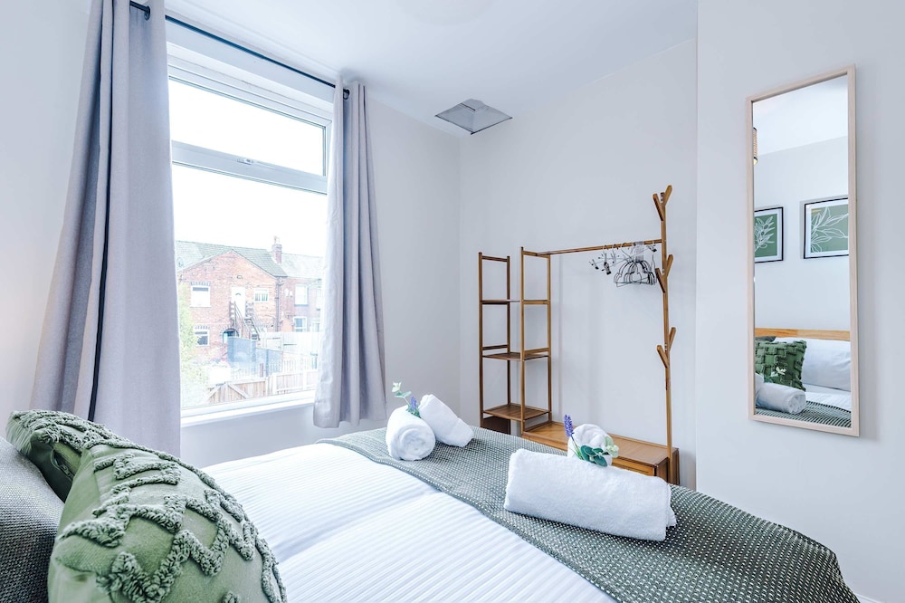 Spacious Home Ideal for Professionals Sleeps 8