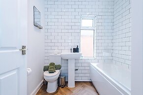 Spacious Home Ideal for Professionals Sleeps 8
