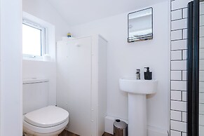 Spacious Home Ideal for Professionals Sleeps 8