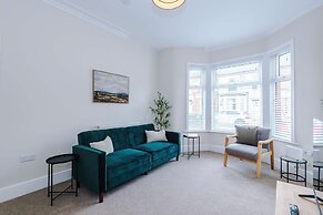 Spacious Home Ideal for Professionals Sleeps 8