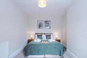 Spacious Home Ideal for Professionals Sleeps 8