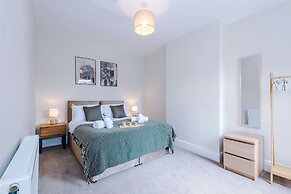Spacious Home Ideal for Professionals Sleeps 8