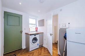 Spacious Home Ideal for Professionals Sleeps 8