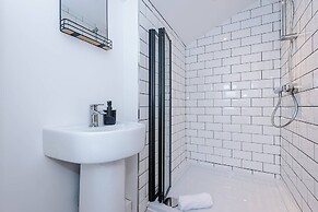 Spacious Home Ideal for Professionals Sleeps 8