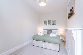 Spacious Home Ideal for Professionals Sleeps 8