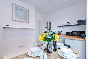 Spacious Home Ideal for Professionals Sleeps 8