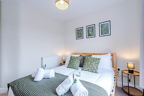 Spacious Home Ideal for Professionals Sleeps 8