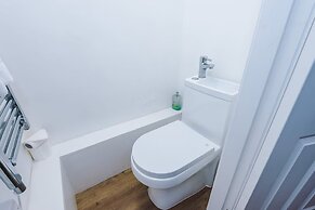 Stylish 3-bed City Centre Home Private Parking