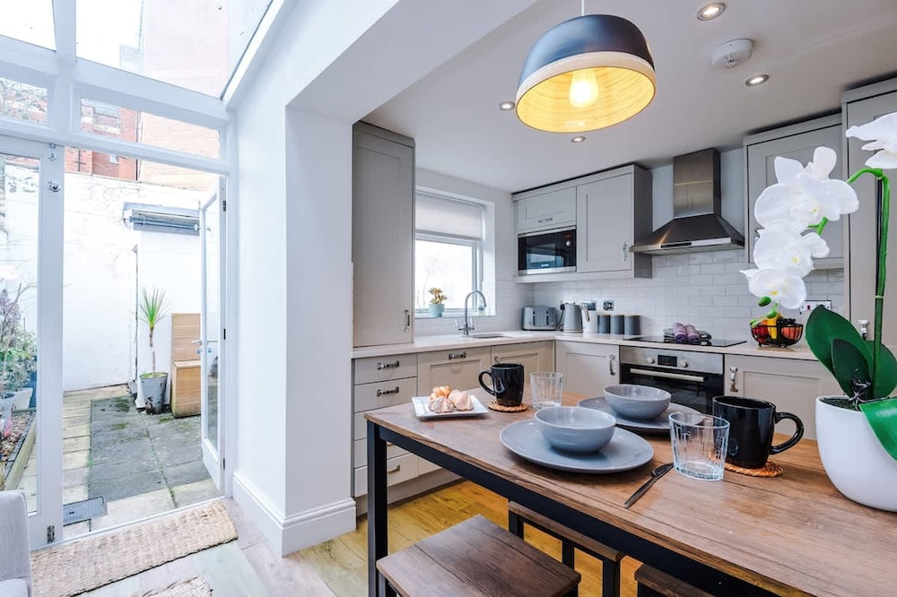 Stylish 3-bed City Centre Home Private Parking
