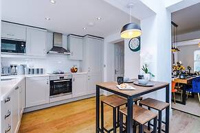 Stylish 3-bed City Centre Home Private Parking