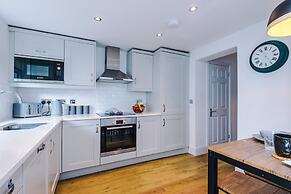 Stylish 3-bed City Centre Home Private Parking