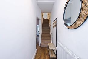 Stylish 3-bed City Centre Home Private Parking