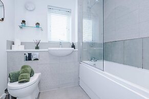 Spacious 2 Bed Perfect for Couples With Parking