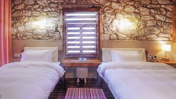 Aurora Rock Villa Resort