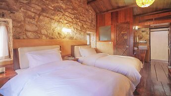 Aurora Rock Villa Resort
