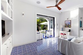 De Vivo Realty - Villa Blue Skyline