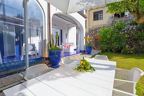 De Vivo Realty - Villa Blue Skyline