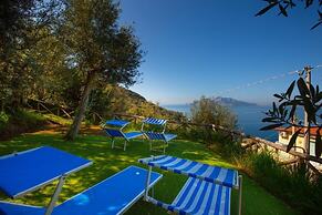 De Vivo Realty - Villa Blue Skyline