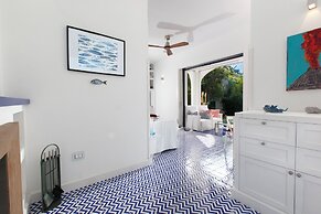 De Vivo Realty - Villa Blue Skyline