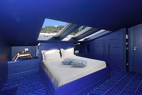 De Vivo Realty - Villa Blue Skyline