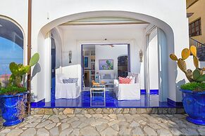 De Vivo Realty - Villa Blue Skyline