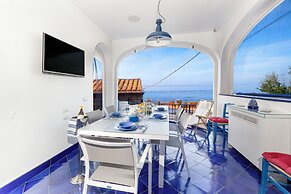 De Vivo Realty - Villa Blue Skyline