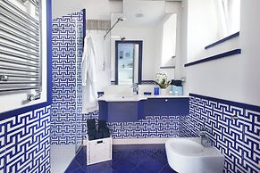 De Vivo Realty - Villa Blue Skyline