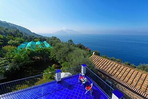 De Vivo Realty - Villa Blue Skyline