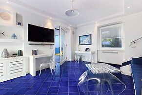 De Vivo Realty - Villa Blue Skyline