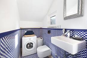 De Vivo Realty - Villa Blue Skyline