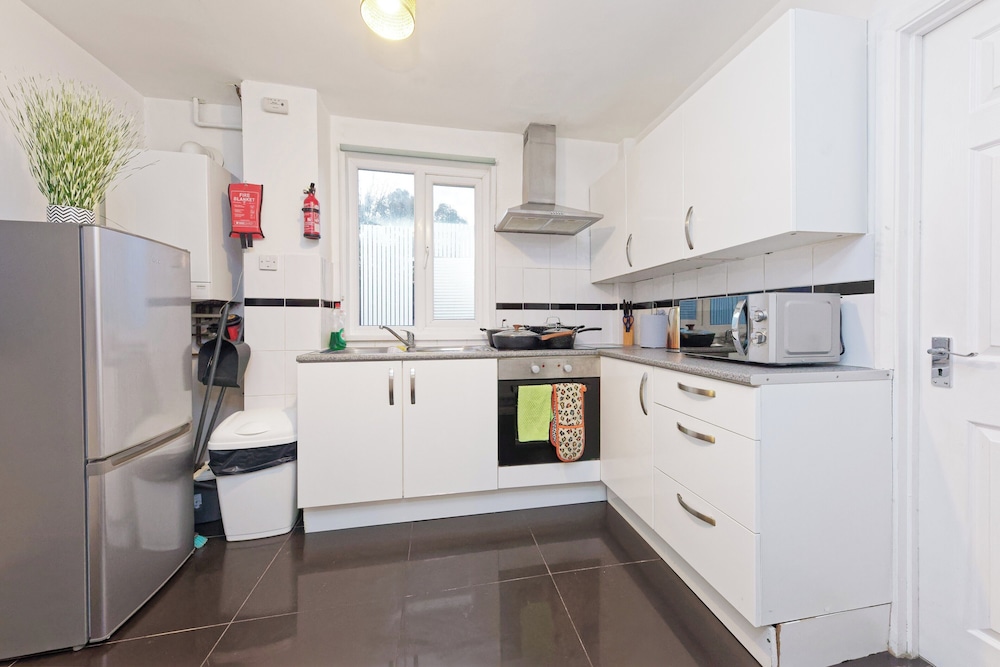House Sleeps 14 With Enclosed Garden