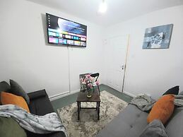 House Sleeps 14 With Enclosed Garden