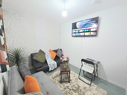 House Sleeps 14 With Enclosed Garden