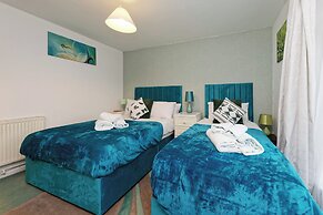House Sleeps 14 With Enclosed Garden