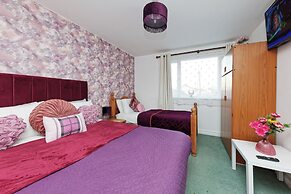 House Sleeps 14 With Enclosed Garden